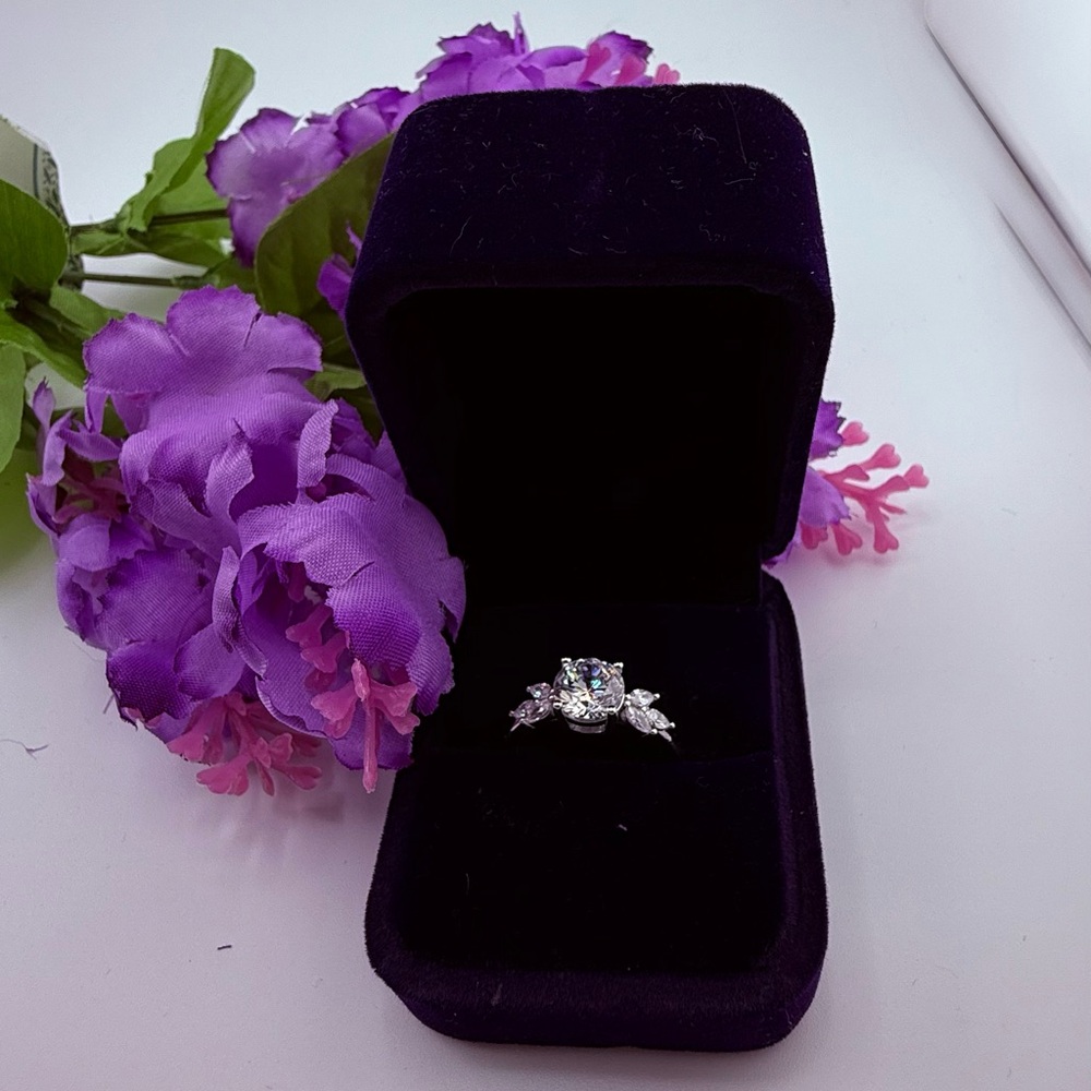 Dazzling Silver Ring with Sparkling Stones .925 Sterling Silver NEW